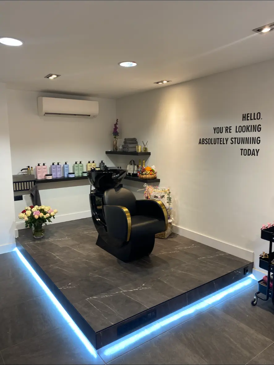 Luxe wasstation met blauwe verlichting en de tekst Hello, you're looking absolutely stunning today